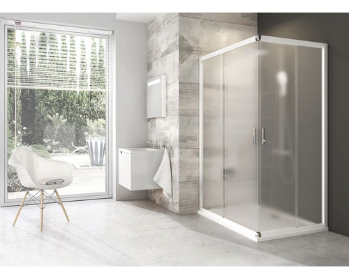 Moderná kúpeľňa so sprchovacím kútom, umývadlom a stoličkou