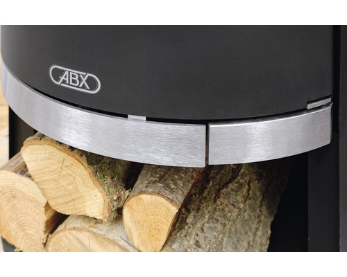 Detailný pohľad na kachle na drevo s polenami a logom ABX