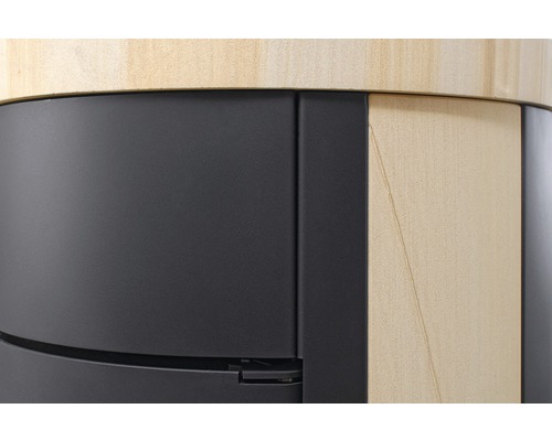 Detailný pohľad na kachle s oceľovým obkladom a obkladom z pieskovca.