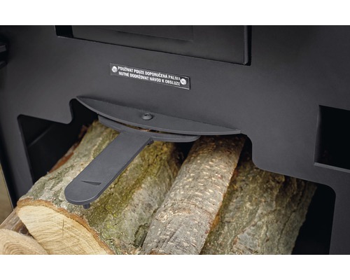 Detailný pohľad na úložný priestor na drevo pre kachle na drevo s palivovým drevom a návodom na obsluhu