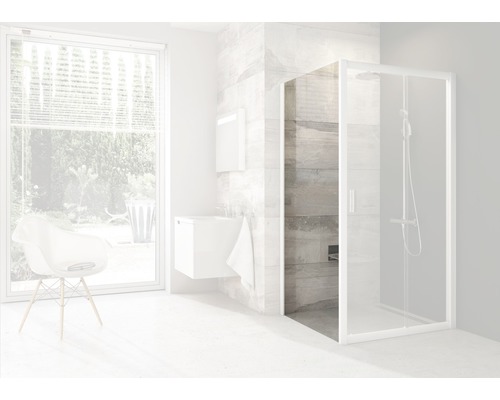 Svetlá kúpeľňa so sprchovacím kútom, umývadlom a stoličkou