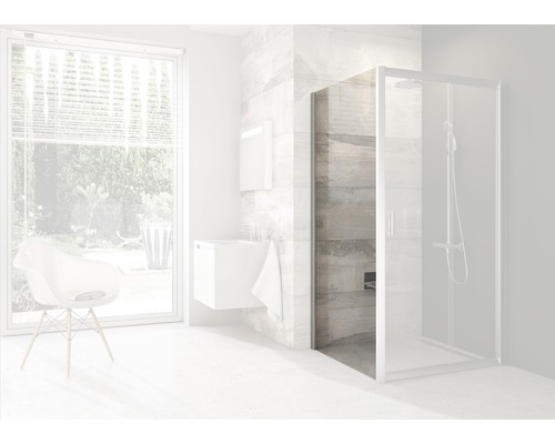 Svetlá kúpeľňa so sprchovacím kútom, umývadlom a oknom