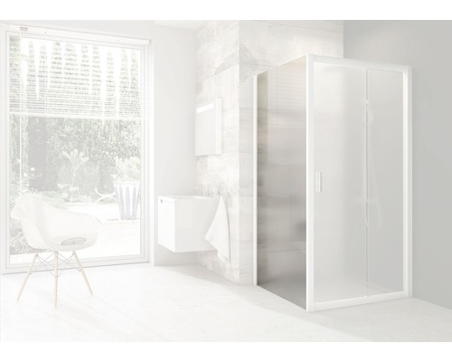 Svetlá kúpeľňa so sprchovacím kútom, umývadlom a oknom