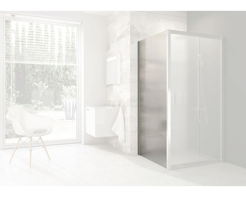 Svetlá kúpeľňa so sprchovacím kútom, umývadlom a oknom