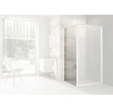Svetlá kúpeľňa so sprchou, umývadlom a oknom pre priateľskú atmosféru