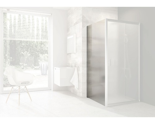 Svetlá kúpeľňa so sprchovacím kútom, umývadlom a stoličkou pri okne