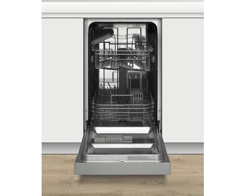 Otvorená umývačka riadu v kuchynskej linke