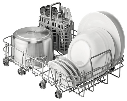 Horný kôš umývačky riadu s riadom a príbormi