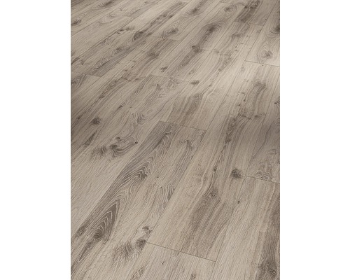 Detail laminátovej podlahy s drevenou štruktúrou