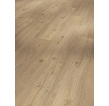 Detail laminátovej podlahy s dreveným vzhľadom