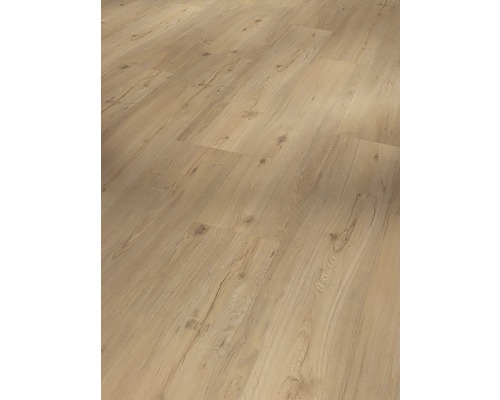 Detail laminátovej podlahy s dreveným vzhľadom