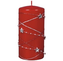 Dekoratívna stĺpová sviečka s hviezdami a ozdobnými stuhami