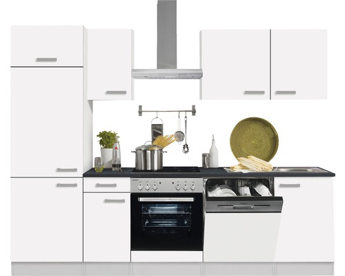 Kuchynská linka s umývačkou riadu, sporákom, digestorom a hornými skrinkami v jasnom, modernom dizajne