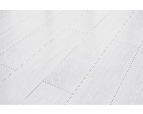 Detail svetlej laminátovej podlahy