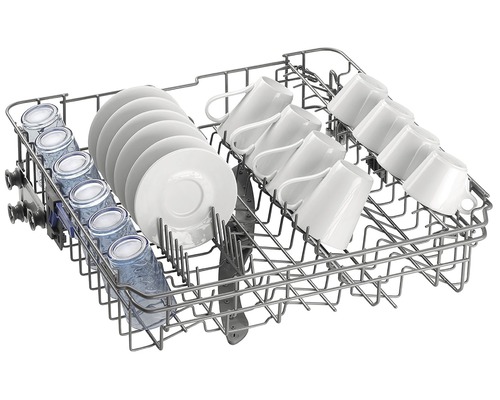 Kôš do umývačky naplnený pohármi, taniermi a šálkami