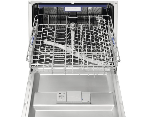 Vnútorný pohľad na umývačku riadu s košom na riad a priehradkou na čistiaci prostriedok