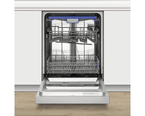 Otvorená umývačka riadu s košmi na riad v kuchynskej skrinke