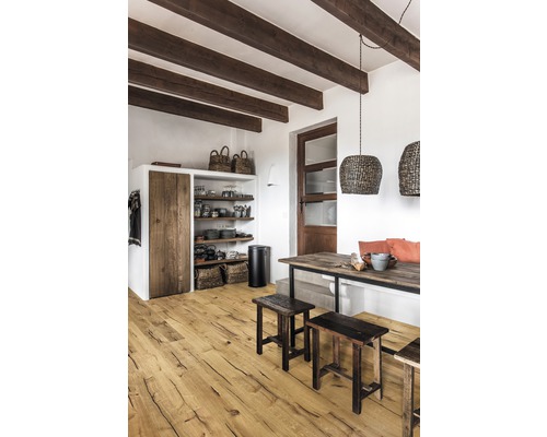 Obývacia izba s dreveným trámovým stropom, regálmi, jedálenským stolom a drevenou podlahou