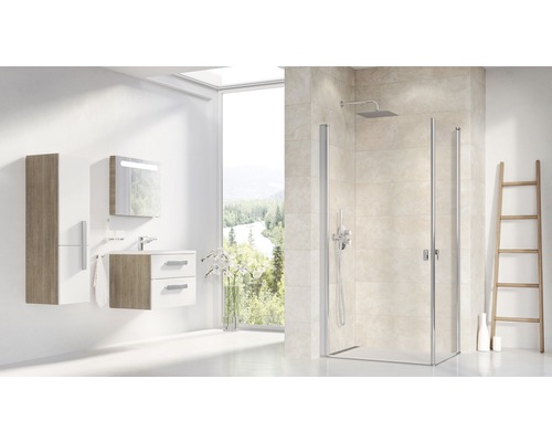 Svetlá kúpeľňa so sprchovacím kútom, umývadlom a dreveným rebríkom