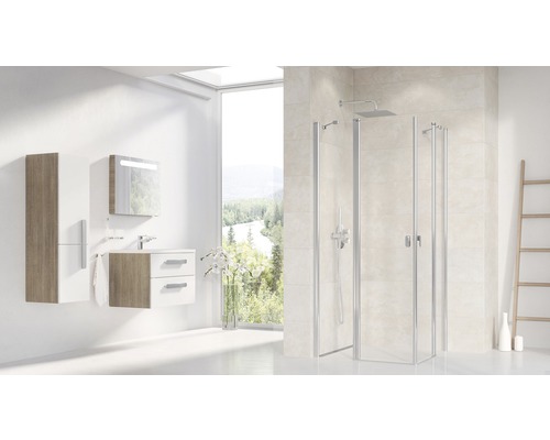 Svetlá kúpeľňa so sprchou, umývadlom a zrkadlovou skrinkou