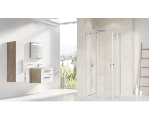 Svetlá kúpeľňa so sprchou, skrinkou pod umývadlo, zrkadlovou skrinkou a rebríkovým radiátorom.