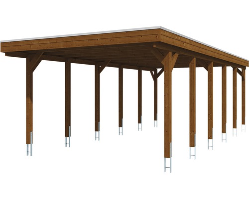Drevený carport s plochou strechou a oceľovými kotvami stĺpikov