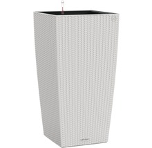 Vysoký kvetináč so zavlažovacím systémom v dizajne ratanu