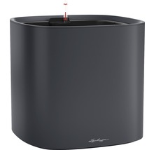 Tmavý kvetináč so zavlažovacím systémom