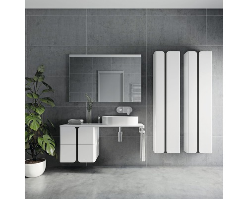 Moderná kúpeľňa s umývadlom, zrkadlom a radiátorom