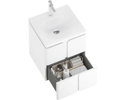 Umývadlová skrinka s otvorenou zásuvkou na uloženie kúpeľňových potrieb