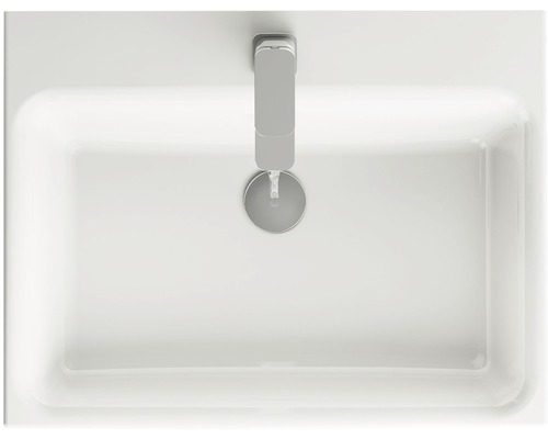 Pohľad zhora na umývadlo s batériou