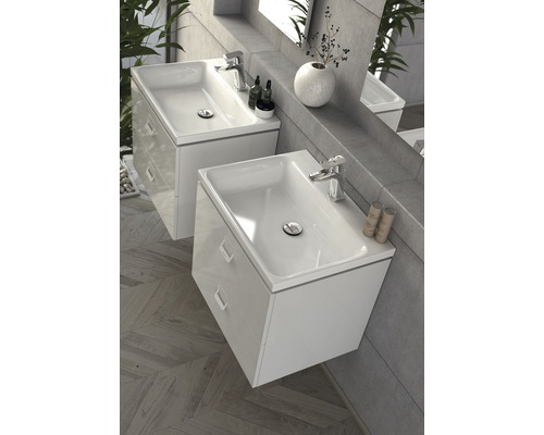 Kúpeľňa s dvoma bielymi skrinkami pod umývadlo a vodovodnými batériami