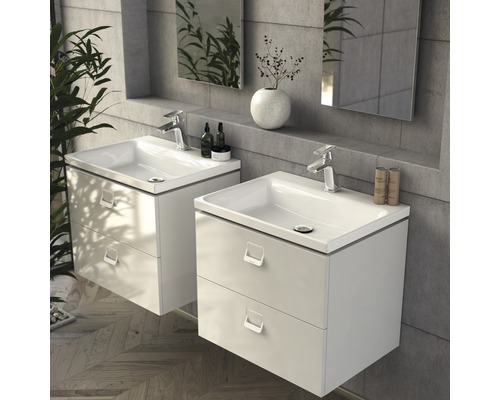 Dve umývadlá so skrinkami v kúpeľni.