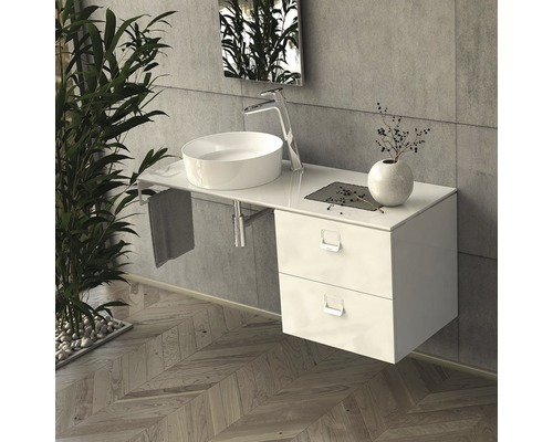 Moderná kúpeľňa s umývadlom na dosku, skrinkou pod umývadlo a dvoma zásuvkami