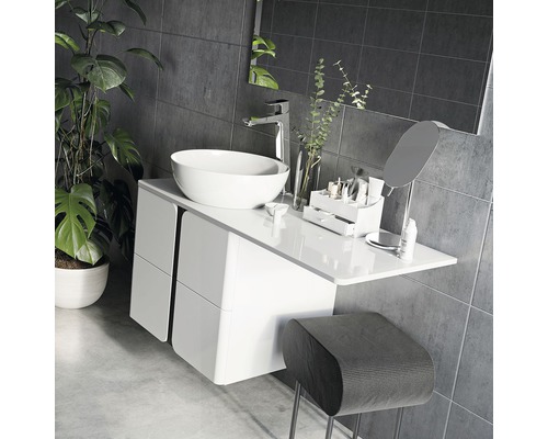 Moderná kúpeľňa s umývadlom, skrinkou pod umývadlo a stoličkou