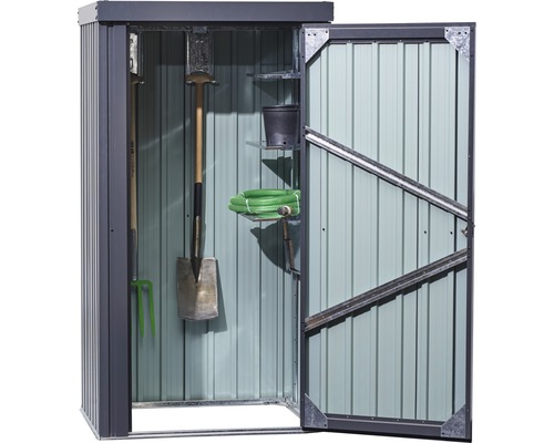 Otvorená kovová kôlňa na náradie so záhradným náradím, ako je rýľ, hadica a kvetináč