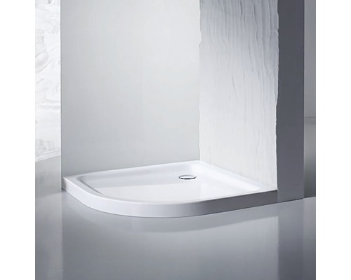 Rohová sprchová vanička v kúpeľni.