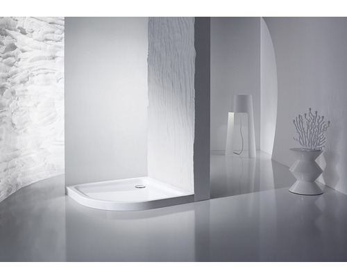 Sprchová vanička vo svetlej kúpeľni