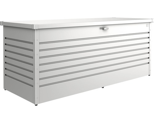 Strieborný kovový box na náradie s horizontálnou lamelovou štruktúrou.