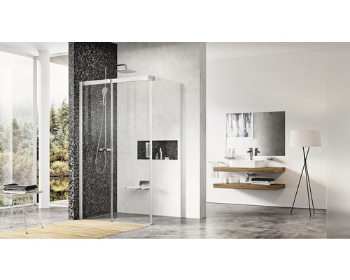 Svetlá kúpeľňa so sprchou, umývadlom a zrkadlom