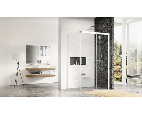 Moderná kúpeľňa so sprchou, umývadlom a zrkadlom