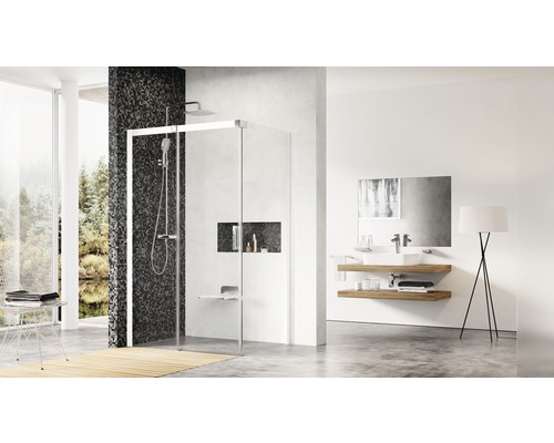 Svetlá kúpeľňa so sprchou, umývadlom a zrkadlom