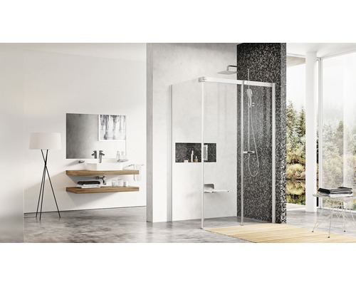 Svetlá kúpeľňa so sprchou, umývadlom a stojacou lampou