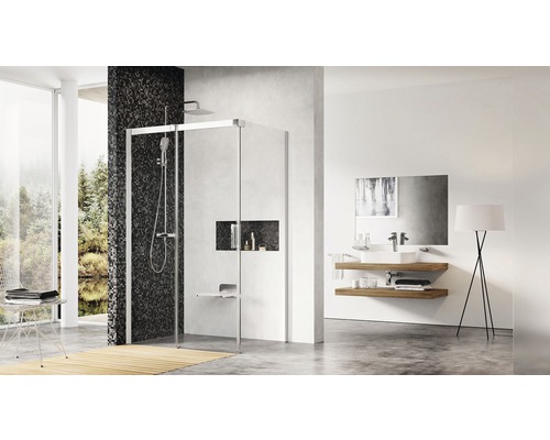 Moderná kúpeľňa so sprchovacím kútom, umývadlom a zrkadlom