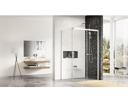 Moderná kúpeľňa s rovnou sprchou, umývadlom a minimalistickým dizajnom.