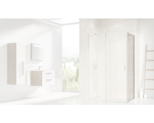 Svetlá kúpeľňa so sprchovacím kútom, umývadlom, zrkadlovou skrinkou a rebríkom na uteráky