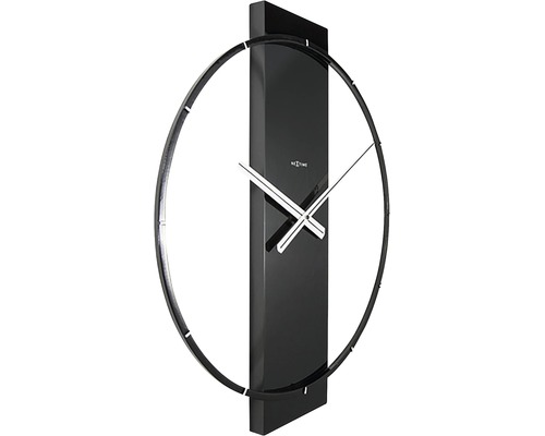 Nástenné hodiny s okrúhlym ciferníkom a ukazovateľom času