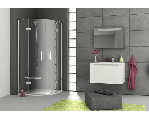 Moderná kúpeľňa so sprchovacím kútom, umývadlom a zrkadlom