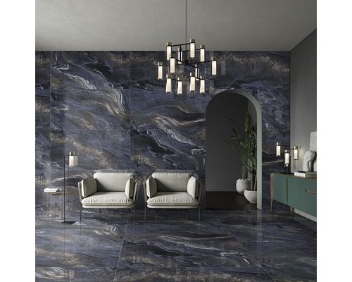 Interiér s podlahovými a nástennými dlaždicami so vzhľadom mramoru, dve kreslá a závesné svietidlo