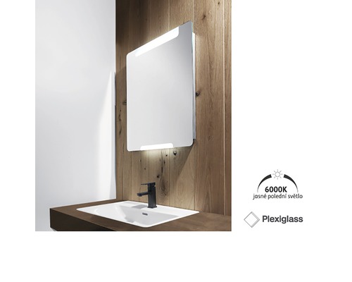 Kúpeľňa s osvetlenou zrkadlovou skrinkou, umývadlom a batériou